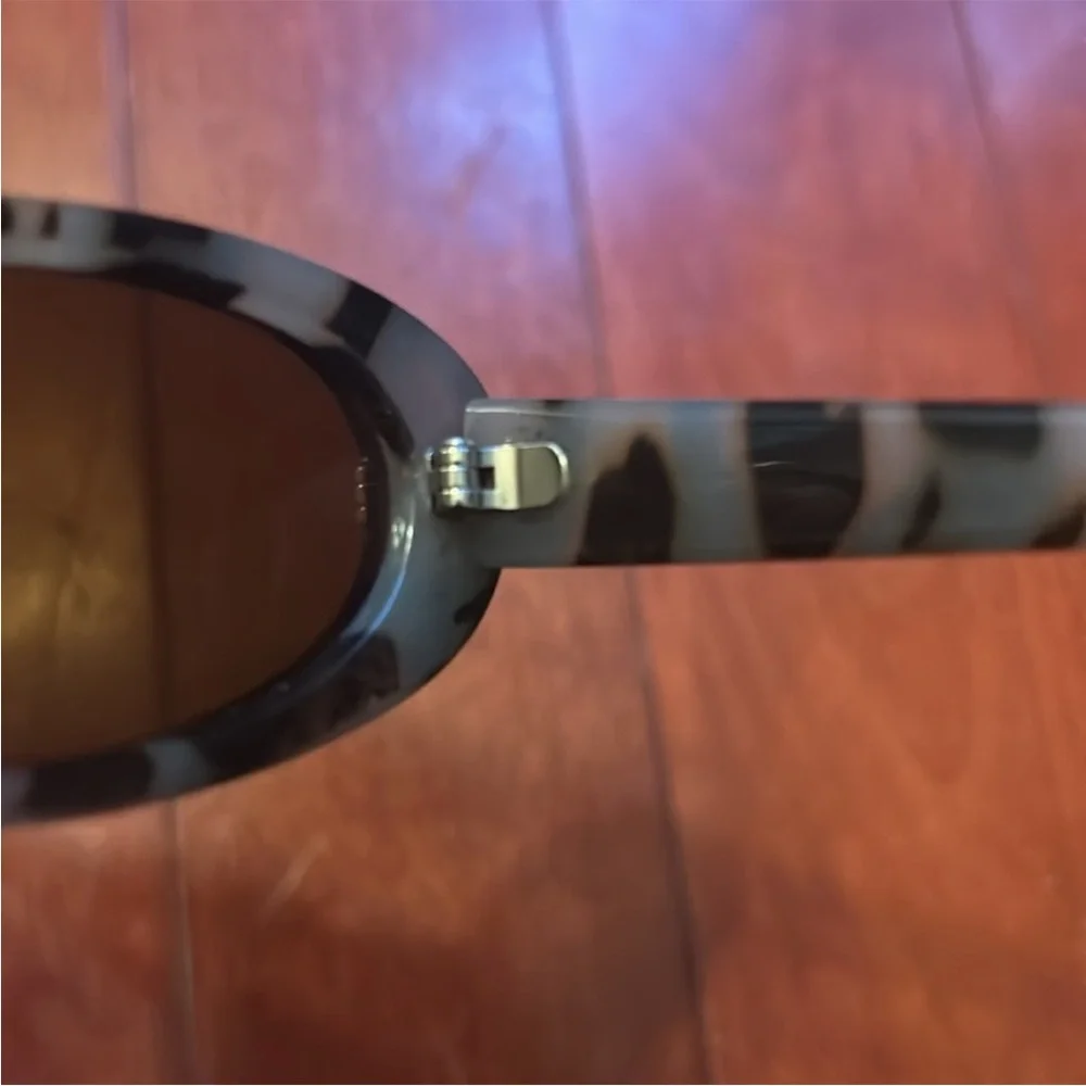 Outta Love oval Le Specs